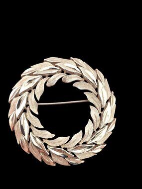 Vintage Trifari Silver-Tone Textured Leaf Wreath Brooch Pin Circular 2"
